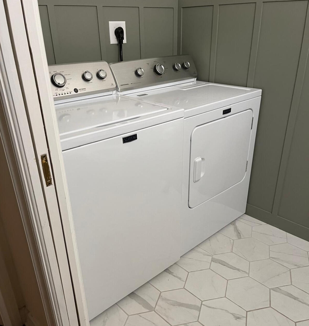 Disconnecting airduct from dryer, pipe full of dirty grey lint